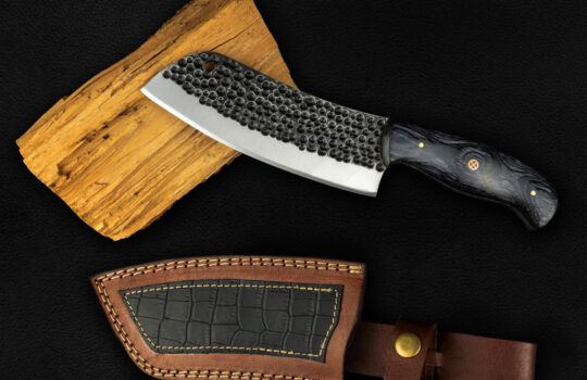 knifes-with-wooden-handle-isolated-white-background-top-view