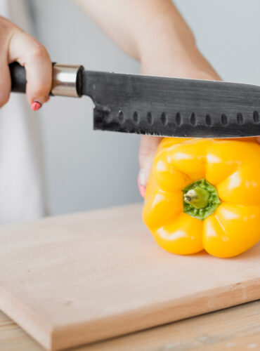 pregnant-woman-cutting-yellow-pepper
