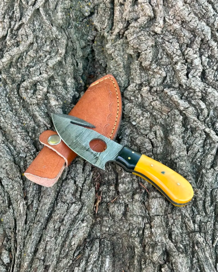 Handmade Damascus Steel Gut Hook Hunting Knife: Resin Handle, Fixed Blade - Image 3