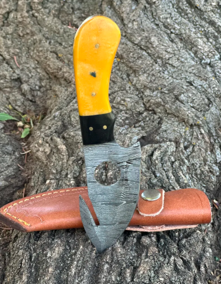 Handmade Damascus Steel Gut Hook Hunting Knife: Resin Handle, Fixed Blade - Image 4